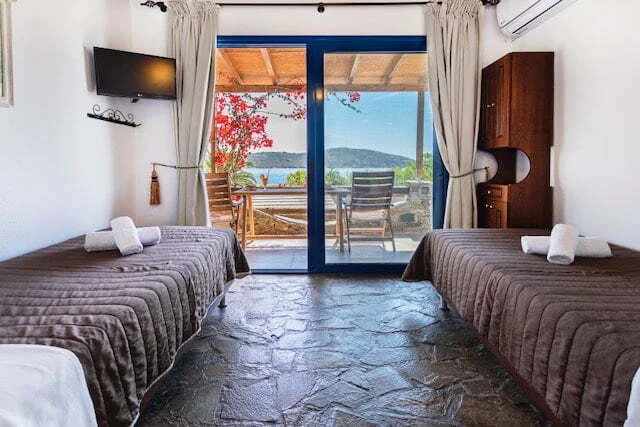 Vassilia on the beach_Livadakia_Serifos