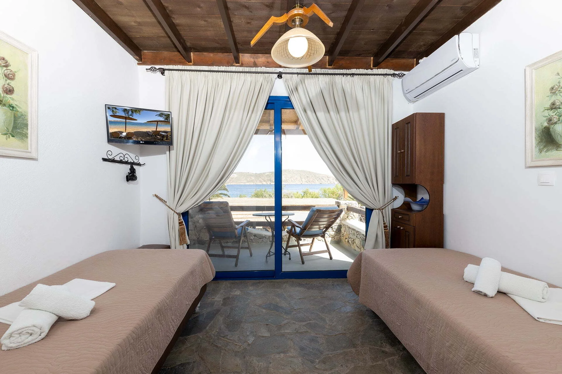 Vassilia on the beach_Livadakia_Serifos